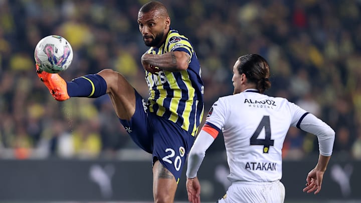 Joao Pedro topu kontrol ediyor.