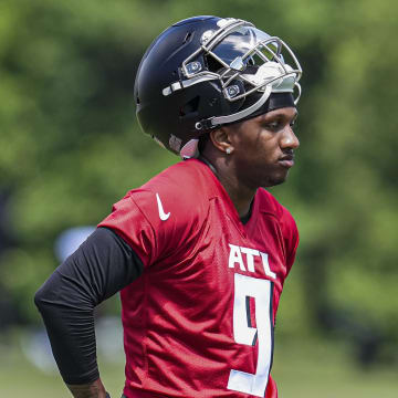 Michael Penix Jr. signs his rookie contract with the Atlanta Falcons