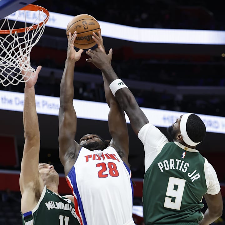 Detroit Pistons center Isaiah Stewart shoots on Milwaukee Bucks center Brook Lopez and  forward Bobby Portis 