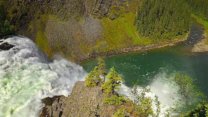 Kinuseo Falls, part of the Tumbler Ridge UNESCO Geopark, sits among trails that lead to dinosaur fossils and Late Cretaceous rock formations.