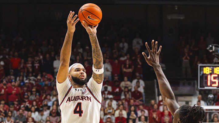 Auburn Tigers forward Johni Broome (4)