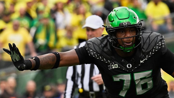Oregon Ducks offensive lineman Isaiah World
