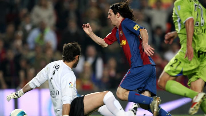 FC Barcelona's Argentine Leo Messi (C) v...