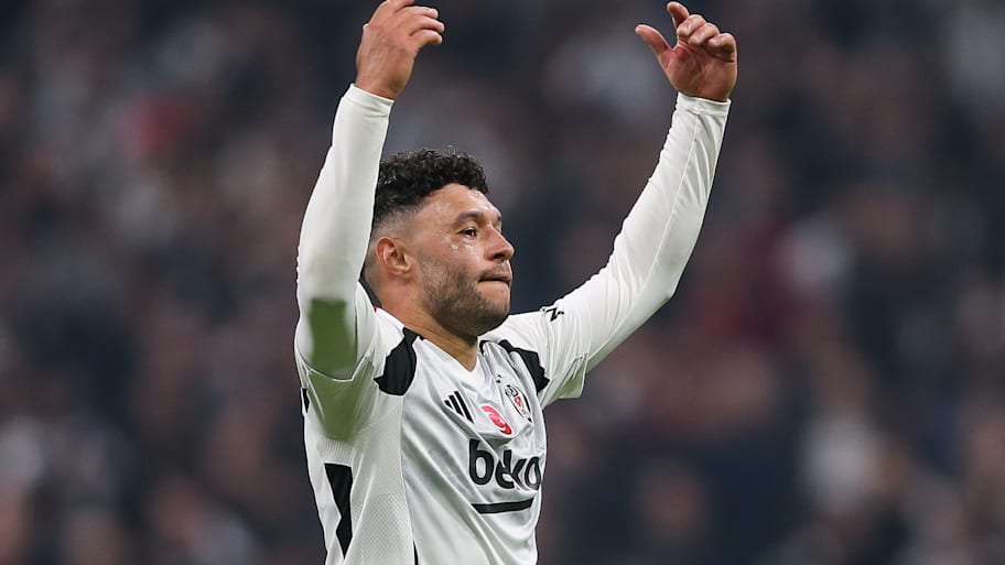 Alex Oxlade-Chamberlain with arms raised.