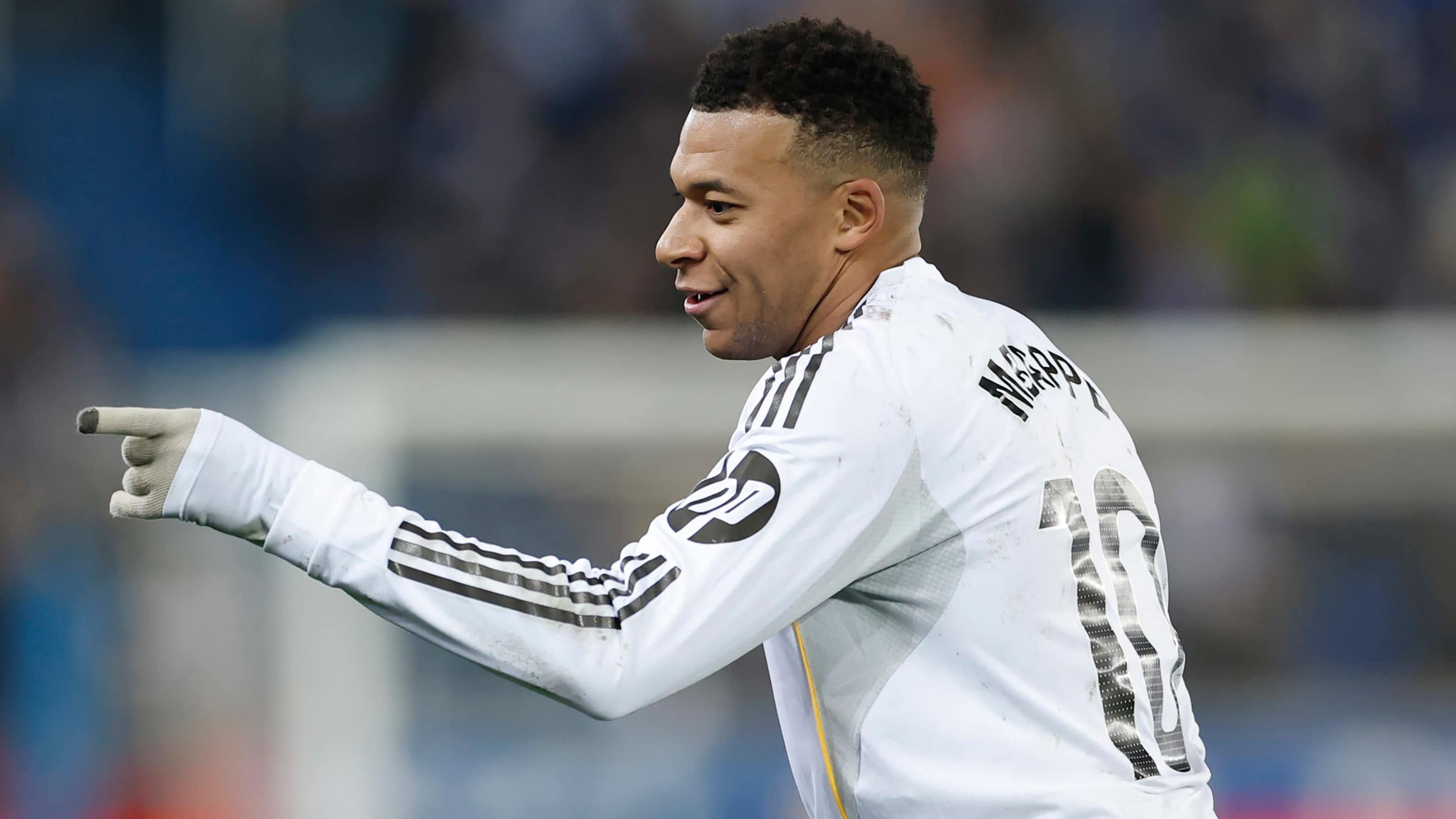 基利安·姆巴佩指向前方。