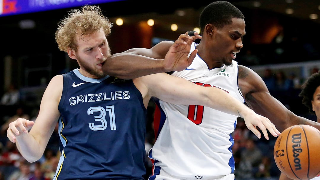 Nov 3, 2025; Memphis, Tennessee, USA; Memphis Grizzlies center Jock Landale (31) and Detroit Pistons center Jalen Duren (0): Petre Thomas-Imagn Images