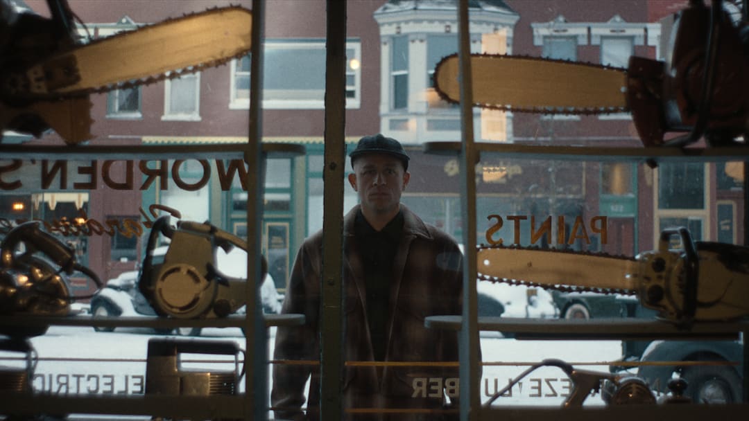 Monster: The Ed Gein Story. Charlie Hunnam as Ed Gein in episode 304 of Monster: The Ed Gein Story. Cr. Courtesy Of Netflix © 2025