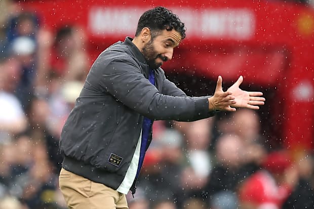 鲁本·阿莫林在曼联对阵伯恩利的比赛中做出战术手势