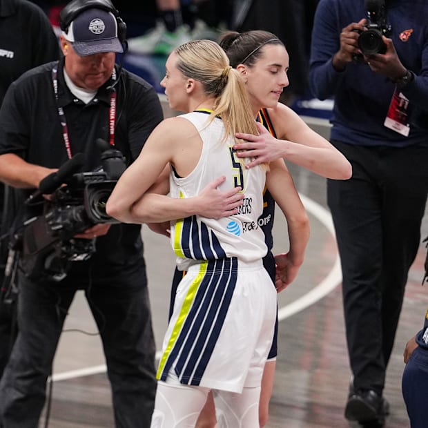 Indiana Fever guard Caitlin Clark (22) and Dallas Wings guard Paige Bueckers