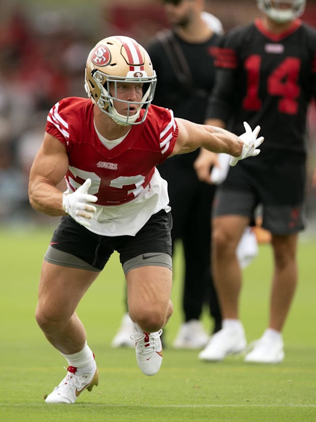 El corredor de los 49ers de San Francisco, Christian McCaffrey (23), ejecuta una jugada de scrimmage durante el segundo día del campamento de entrenamiento. 