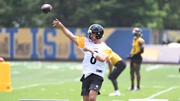 Pittsburgh Steelers quarterback Aaron Rodgers
