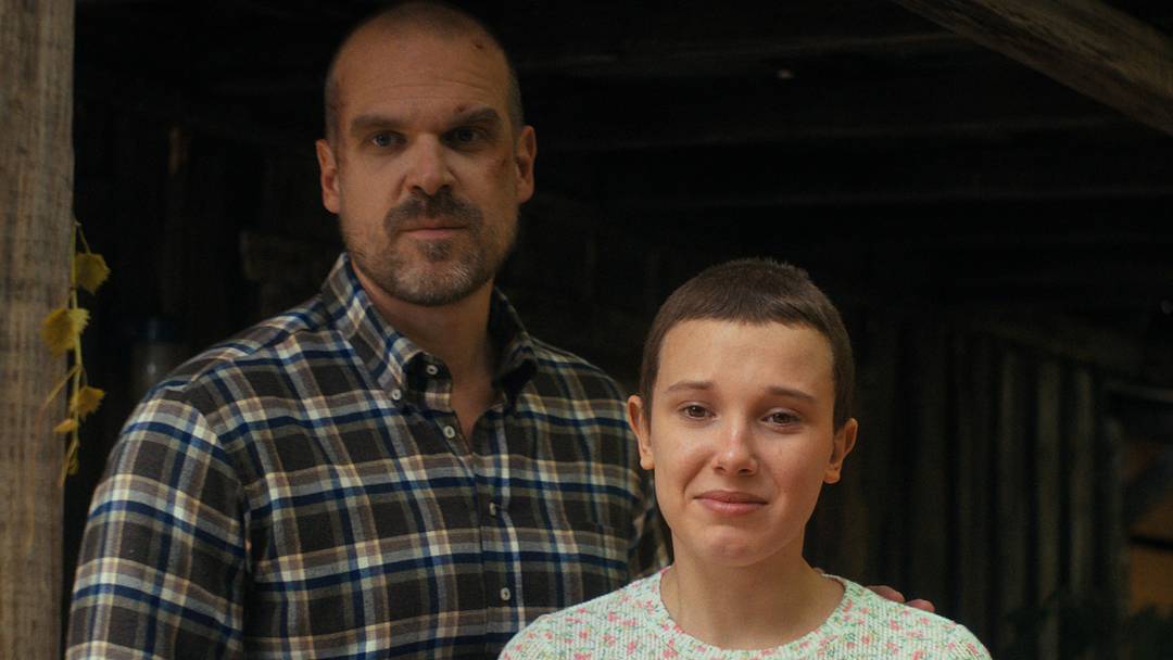 STRANGER THINGS. (L to R) David Harbour as Jim Hopper and Millie Bobby Brown as Eleven in STRANGER THINGS. Cr. Courtesy of Netflix © 2022