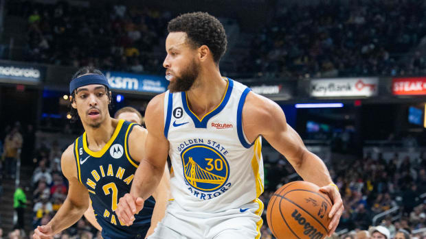 Warriors star Steph Curry and Andrew Nembhard.