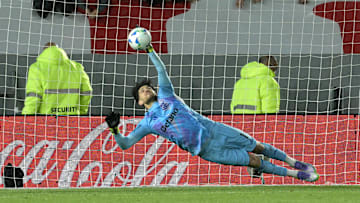 Rossi pega duas cobranças em La Plata e garante classificação do Flamengo 