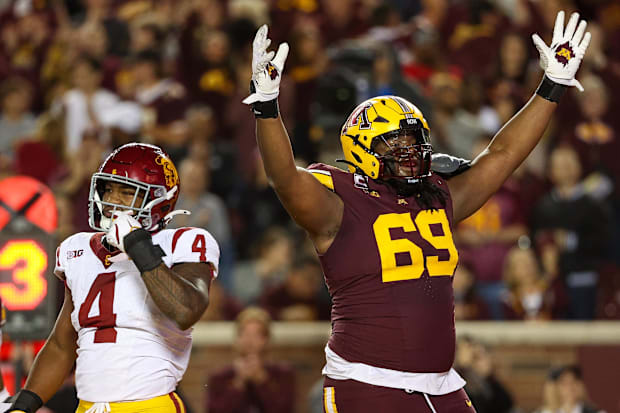 Minnesota Golden Gophers offensive lineman Aireontae Ersery, new york giants