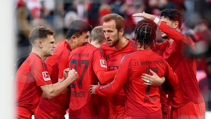 Bayern  Munich players celebrate against Holsten Kiel 