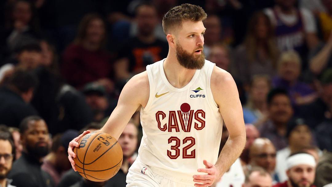 Jan 30, 2026; Phoenix, Arizona, USA; Cleveland Cavaliers forward Dean Wade (32) against the Phoenix Suns at Mortgage Matchup Center. Mandatory Credit: Mark J. Rebilas-Imagn Images Jan 30, 2026; Phoenix, Arizona, USA; Cleveland Cavaliers forward Dean Wade (32) against the Phoenix Suns at Mortgage Matchup Center. Mandatory Credit: Mark J. Rebilas-Imagn Images
