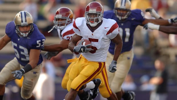 Oct 22, 2005; Seattle, WA, USA; Southern California Trojans tailback #5 Reggie Bush rushes the ball against the Washington Hu