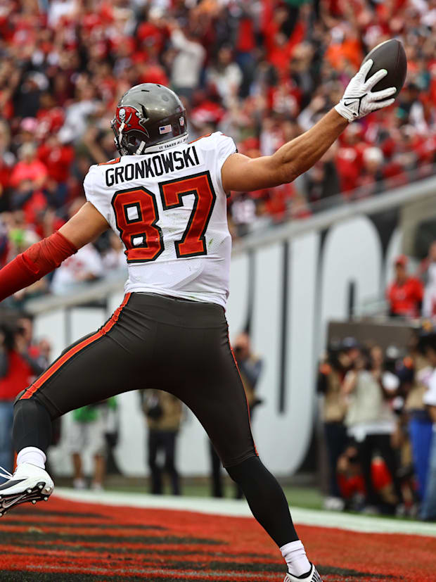 Tampa Bay Buccaneers tight end Rob Gronkowski (87) 