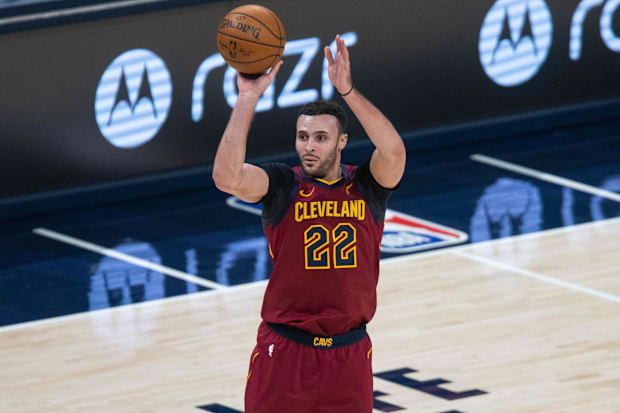Larry Nance Jr. (22) pulls the ball