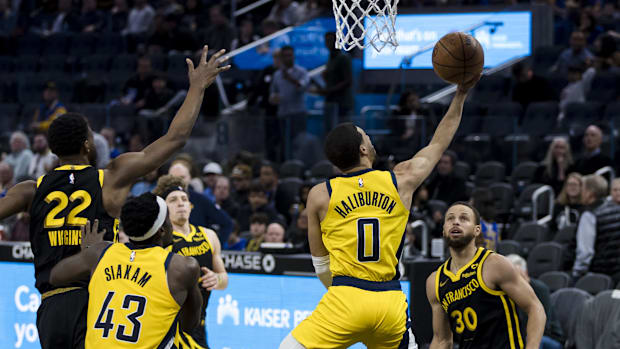 Indiana Pacers guard Tyrese Haliburton (0) shoots in front of Golden State Warriors guard Stephen Curry