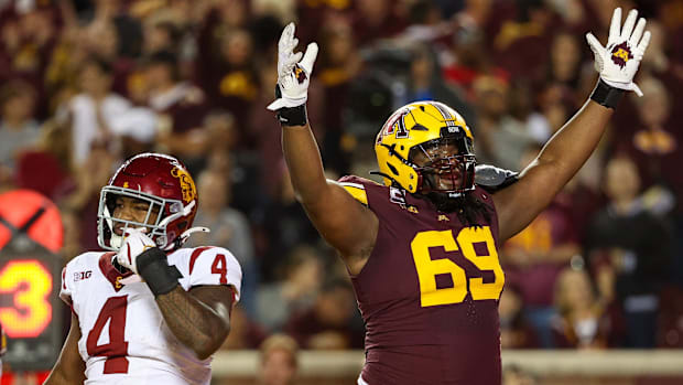 Minnesota Golden Gophers offensive lineman Aireontae Ersery