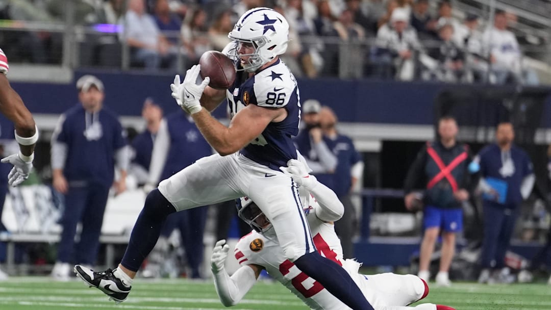 Nov 28, 2024; Arlington, Texas, USA; Dallas Cowboys tight end Luke Schoonmaker (86) catches a pass as New York Giants safety Dane Belton (24) defends during the first half at AT&T Stadium.