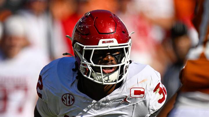 Oct 11, 2025; Dallas, Texas, USA; Oklahoma Sooners defensive lineman R Mason Thomas (32) during the game between the Texas Longhorns and the Oklahoma Sooners at the Cotton Bowl. Mandatory Credit: Jerome Miron-Imagn Images