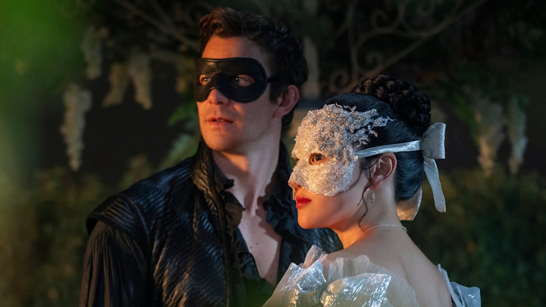 (L to R) Luke Thompson as Benedict Bridgerton, Yerin Ha as Sophie Baek in episode 401 of Bridgerton