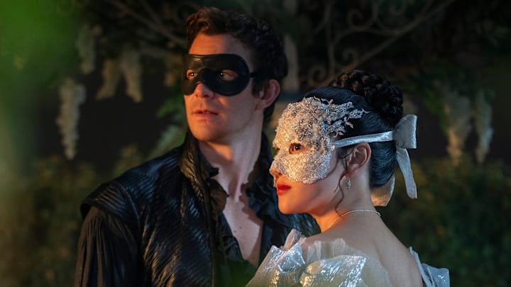 (L to R) Luke Thompson as Benedict Bridgerton, Yerin Ha as Sophie Baek in episode 401 of Bridgerton