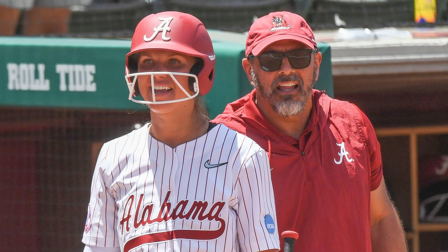 Alabama Softball Embracing Underdog Role Heading into Knoxville Super Regional - Vimarsana News