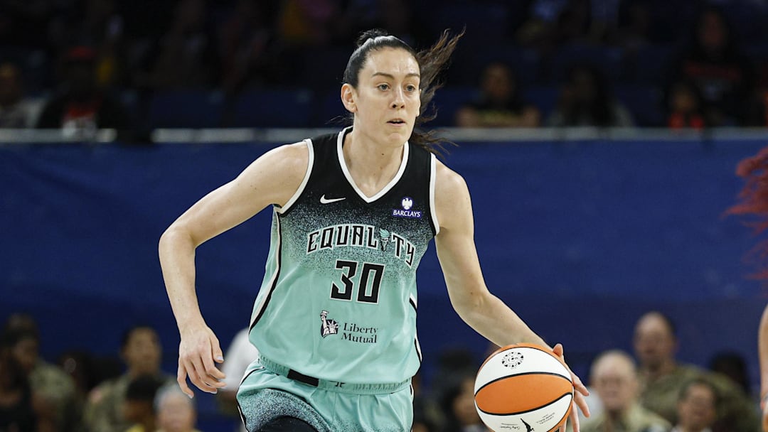 Sep 11, 2025; Chicago, Illinois, USA; New York Liberty forward Breanna Stewart (30) brings the ball up court against the Chicago Sky during the first half at Wintrust Arena. Mandatory Credit: Kamil Krzaczynski-Imagn Images Sep 11, 2025; Chicago, Illinois, USA; New York Liberty forward Breanna Stewart (30) brings the ball up court against the Chicago Sky during the first half at Wintrust Arena. Mandatory Credit: Kamil Krzaczynski-Imagn Images