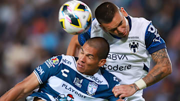 Luis Puente de Pachuca y el chileno Sebastián Vegas de Rayados durante el Apertura 2024