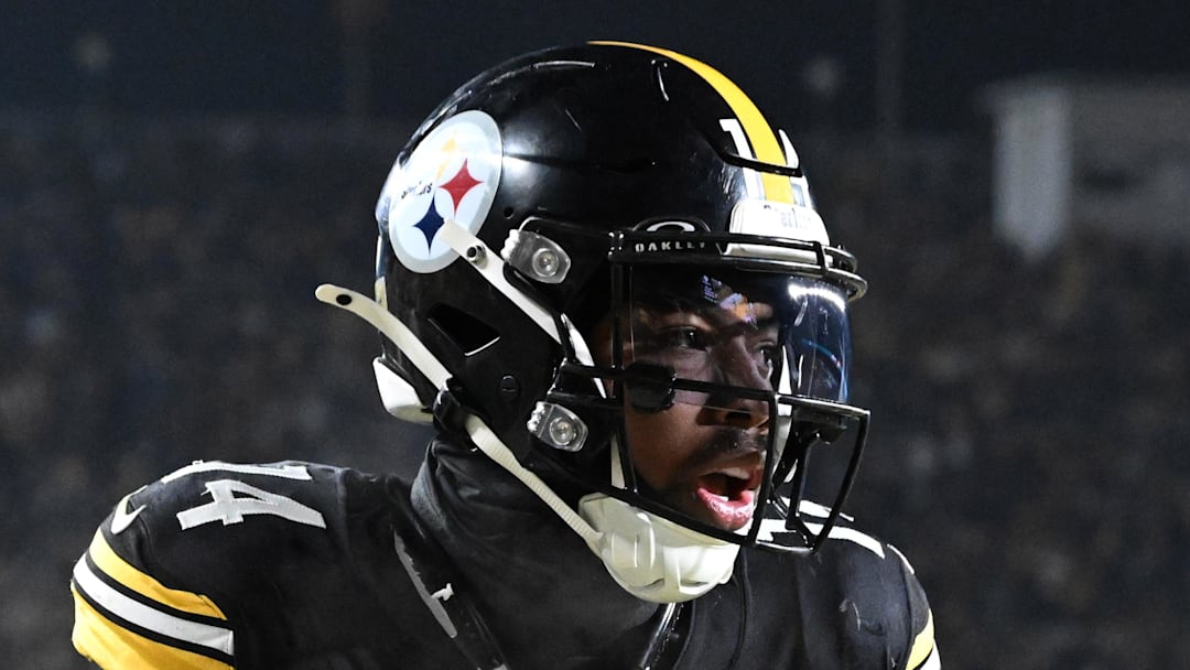 Jan 4, 2026; Pittsburgh, Pennsylvania, USA; Pittsburgh Steelers running back Kenneth Gainwell (14) rushes for a touchdown against the Baltimore Ravens during the second half at Acrisure Stadium. Mandatory Credit: Barry Reeger-Imagn Images Jan 4, 2026; Pittsburgh, Pennsylvania, USA; Pittsburgh Steelers running back Kenneth Gainwell (14) rushes for a touchdown against the Baltimore Ravens during the second half at Acrisure Stadium. Mandatory Credit: Barry Reeger-Imagn Images