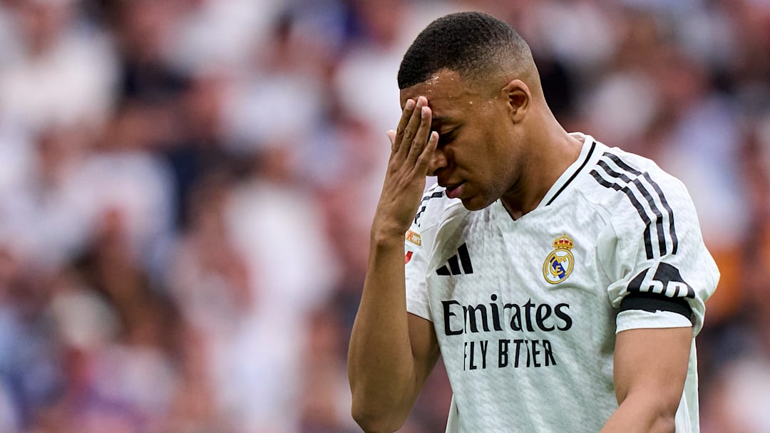 Le Real Madrid a publié quelques photos de Kylian Mbappé. Touché par une gastro-entérite, l'attaquant semble avoir perdu du poids. Le Real Madrid a publié quelques photos de Kylian Mbappé. Touché par une gastro-entérite, l'attaquant semble avoir perdu du poids.