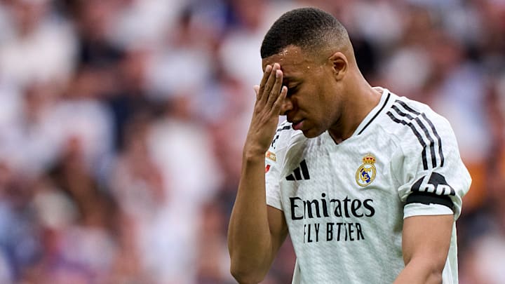 Le Real Madrid a publié quelques photos de Kylian Mbappé. Touché par une gastro-entérite, l'attaquant semble avoir perdu du poids. Le Real Madrid a publié quelques photos de Kylian Mbappé. Touché par une gastro-entérite, l'attaquant semble avoir perdu du poids.