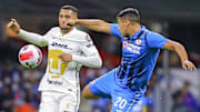 El brasileño Higor Meritao (Pumas) y el chileno Iván Morales (Cruz Azul) disputan la pelota en el Estadio Azteca.