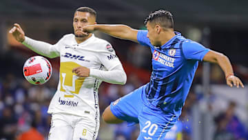 El brasileño Higor Meritao (Pumas) y el chileno Iván Morales (Cruz Azul) disputan la pelota en el Estadio Azteca.