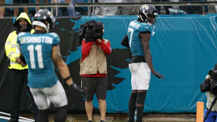 Dec 29, 2024; Jacksonville, Florida, USA; Jacksonville Jaguars wide receiver Brian Thomas Jr. (7) celebrates a touchdown against the Tennessee Titans during the fourth quarter at EverBank Stadium. Mandatory Credit: Morgan Tencza-Imagn Images Dec 29, 2024; Jacksonville, Florida, USA; Jacksonville Jaguars wide receiver Brian Thomas Jr. (7) celebrates a touchdown against the Tennessee Titans during the fourth quarter at EverBank Stadium. Mandatory Credit: Morgan Tencza-Imagn Images