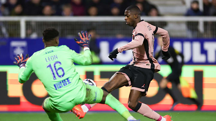 Donovan Leon saving Ousmane Dembélé's shot