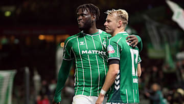 Victor Boniface gratuliert Marco Grüll zum Siegtreffer