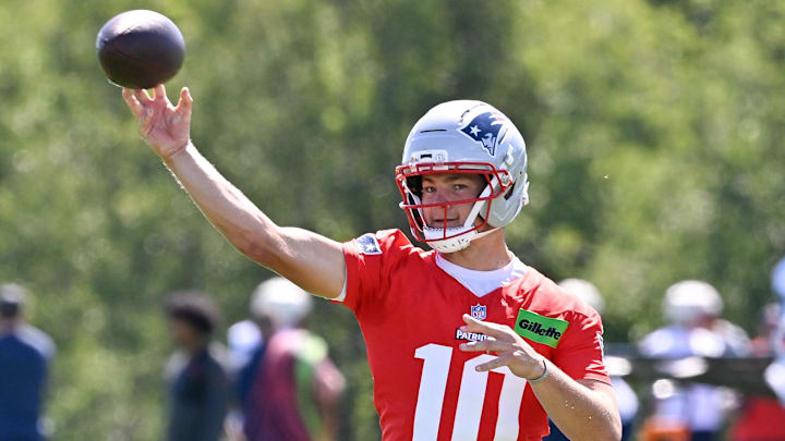 Jul 23, 2025; Foxborough, MA, USA; New England Patriots quarterback Drake Maye (10) throws a pass to wide receiver Stefon Diggs (8) during training camp at Gillette Stadium. Mandatory Credit: Eric Canha-Imagn Images