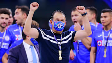 El peruano Juan Reynoso logró ser campeón con Cruz Azul tanto jugador como técnico.