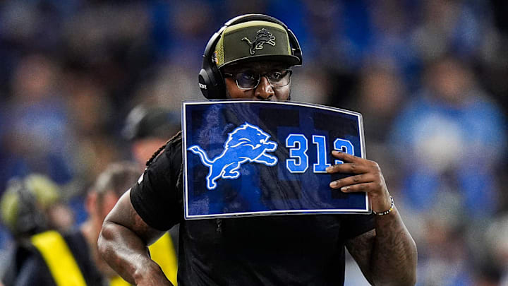 Detroit Lions defensive coordinator Kelvin Sheppard watches a play against Minnesota Vikings during the second half at Ford Field in Detroit on Sunday, November 2, 2025.