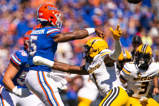 Florida Gators quarterback Anthony Richardson (15) is pressured by Missouri Tigers defensive back Jaylon Carlies (1).