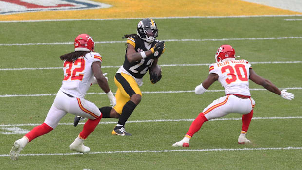 Pittsburgh Steelers running back Najee Harris (22) runs the ball as Kansas City Chiefs linebacker Nick Bolton (32)