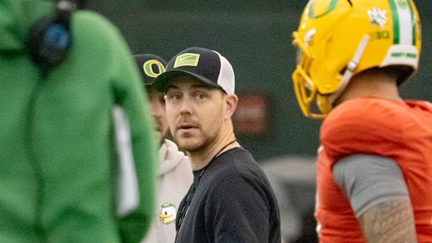 Oregon offensive coordinator and quarterbacks coach Will Stein works with the team as the Oregon Ducks practice