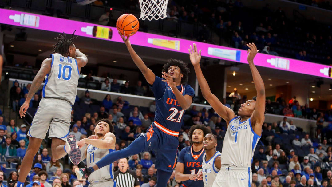 UTSA   s PJ Carter (21) goes for a layup as Memphis' Jaykwon Walton (10) and Nae'Qwan Tomlin (7) guard him during the game between the University of Texas at San Antonio and the University of Memphis at FedExForum in Memphis, Tenn., on Wednesday, January 10, 2024.