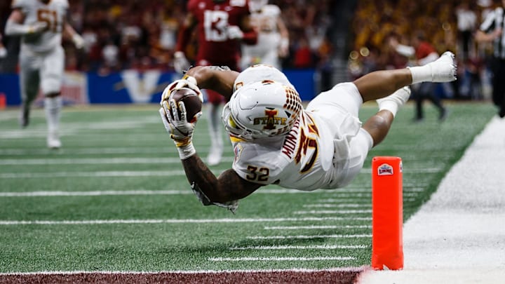 David Montgomery (32) tries to dive into the end zone during the Valero Alamo Bowl. 