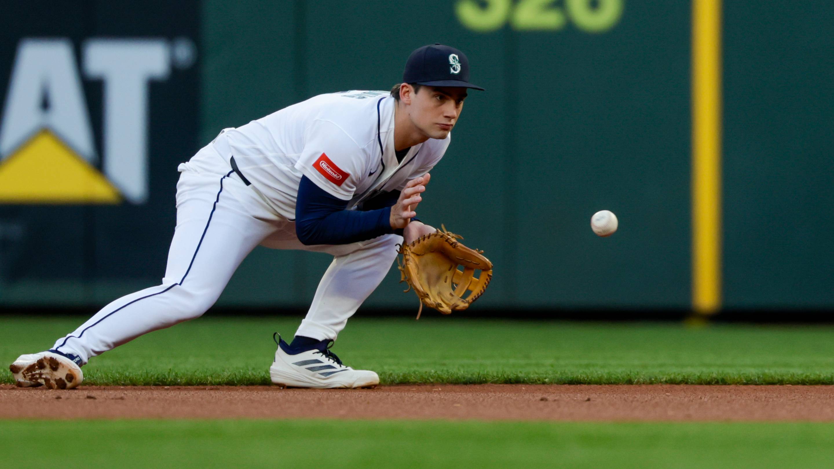 Mariners’ Cole Young Is No AL Gold Glove Lock as Defensive Metrics Clash